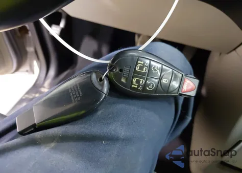 2015 Chrysler Town & Country Touring z USA, uszkodzony, nr VIN 2C4RC1BG2FR756166